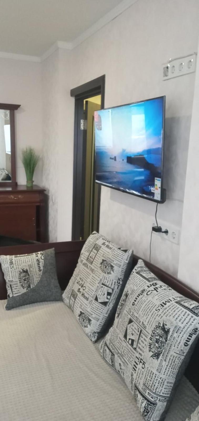 Super view, luxury apartment near Chernihiv metro. Kiev Exterior foto
