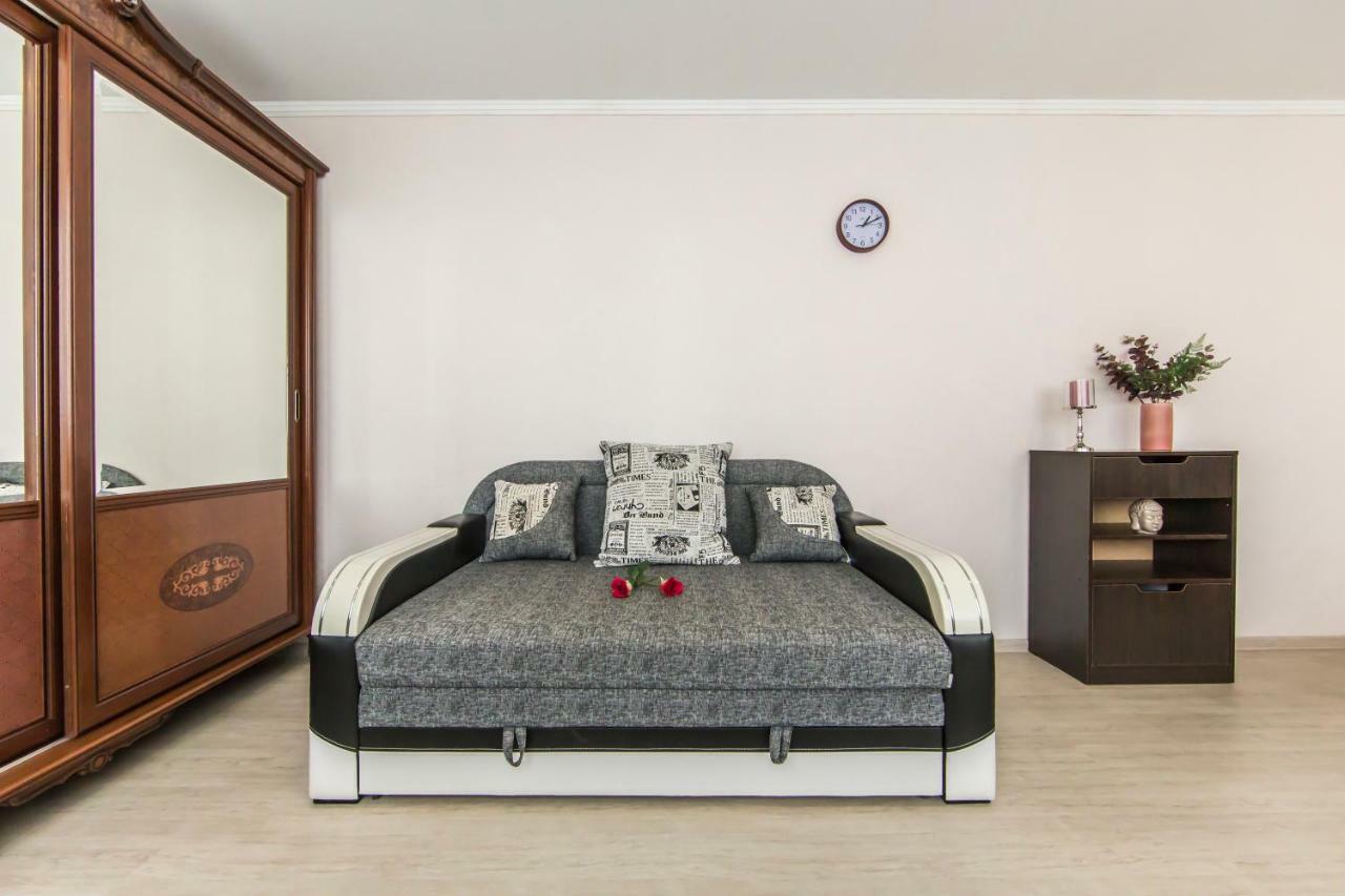 Super view, luxury apartment near Chernihiv metro. Kiev Exterior foto