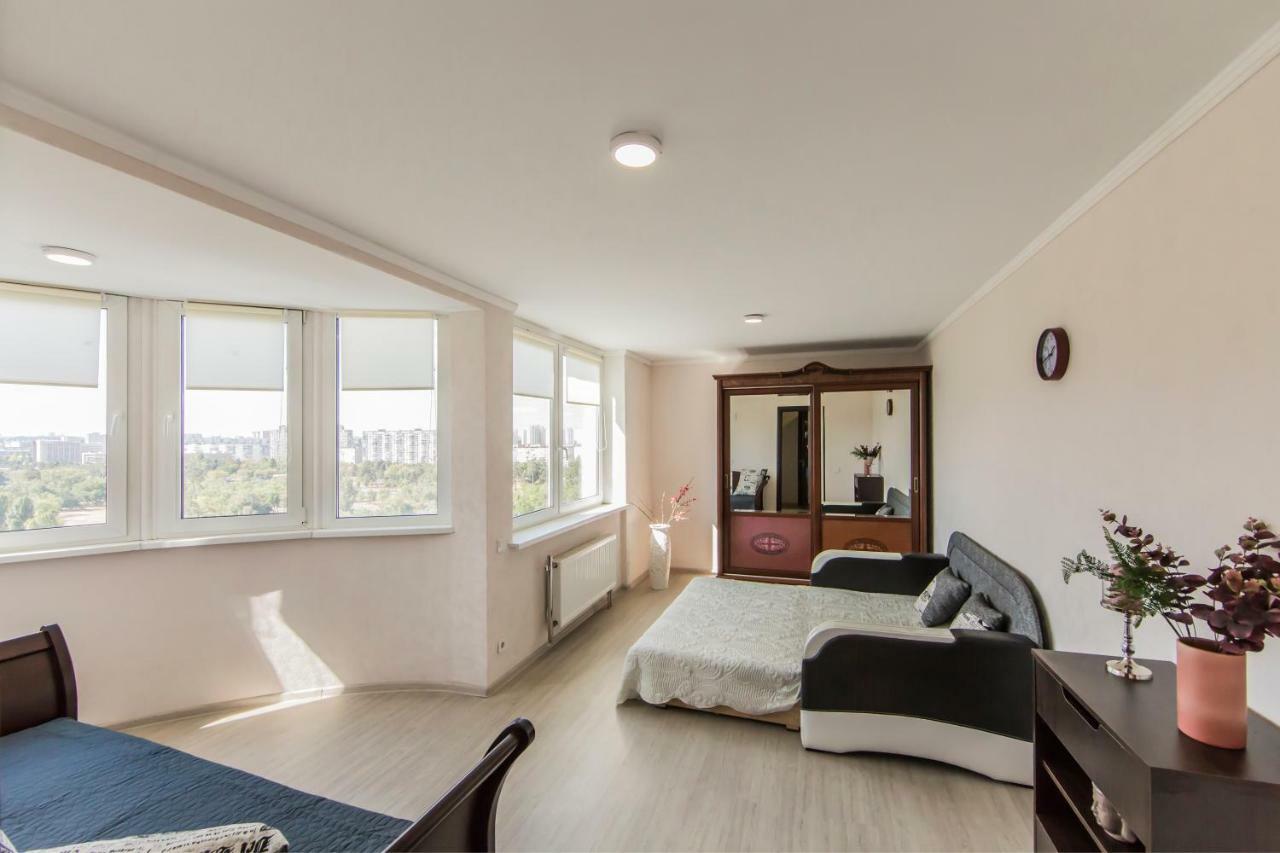Super view, luxury apartment near Chernihiv metro. Kiev Exterior foto