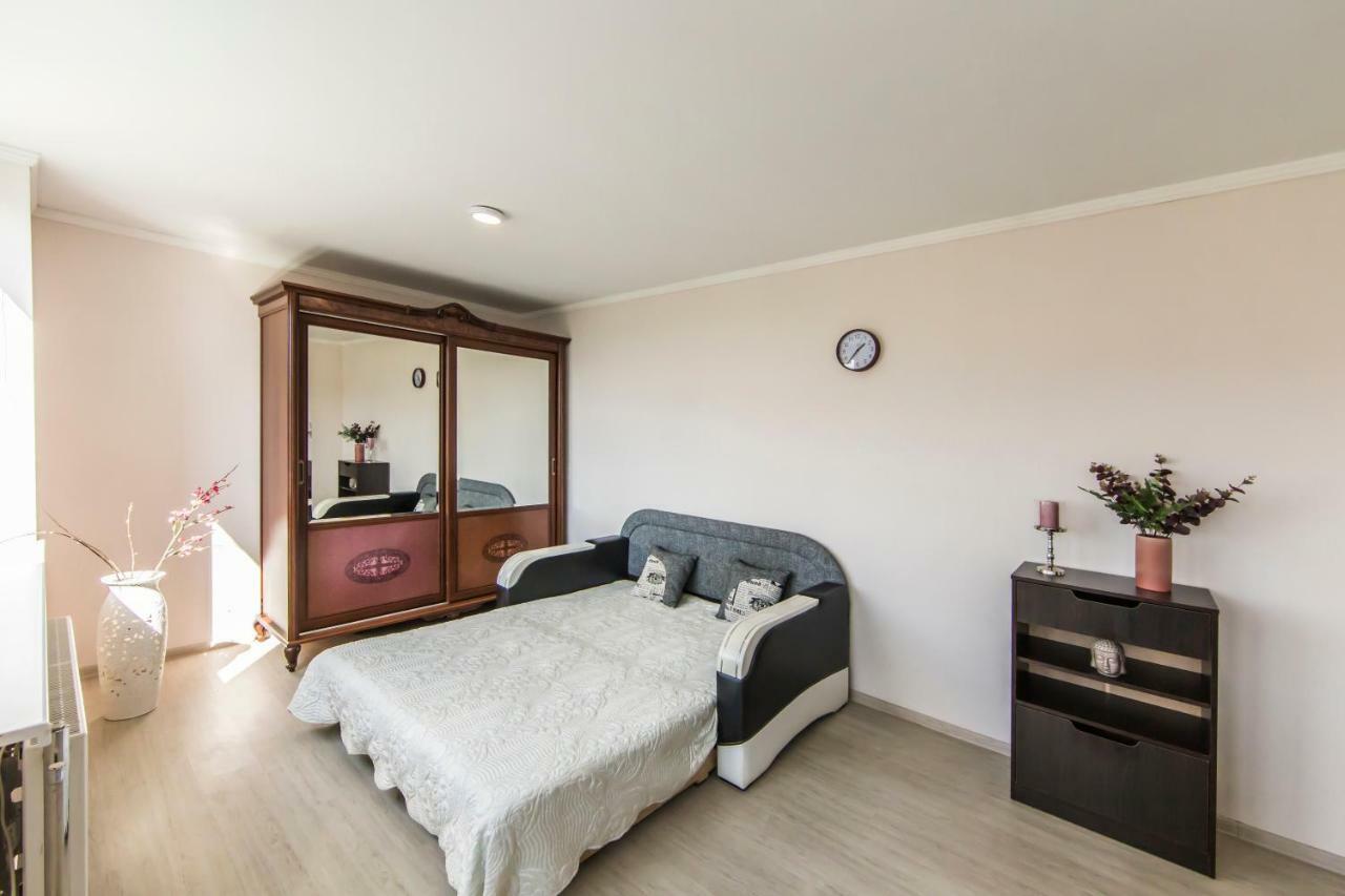 Super view, luxury apartment near Chernihiv metro. Kiev Exterior foto