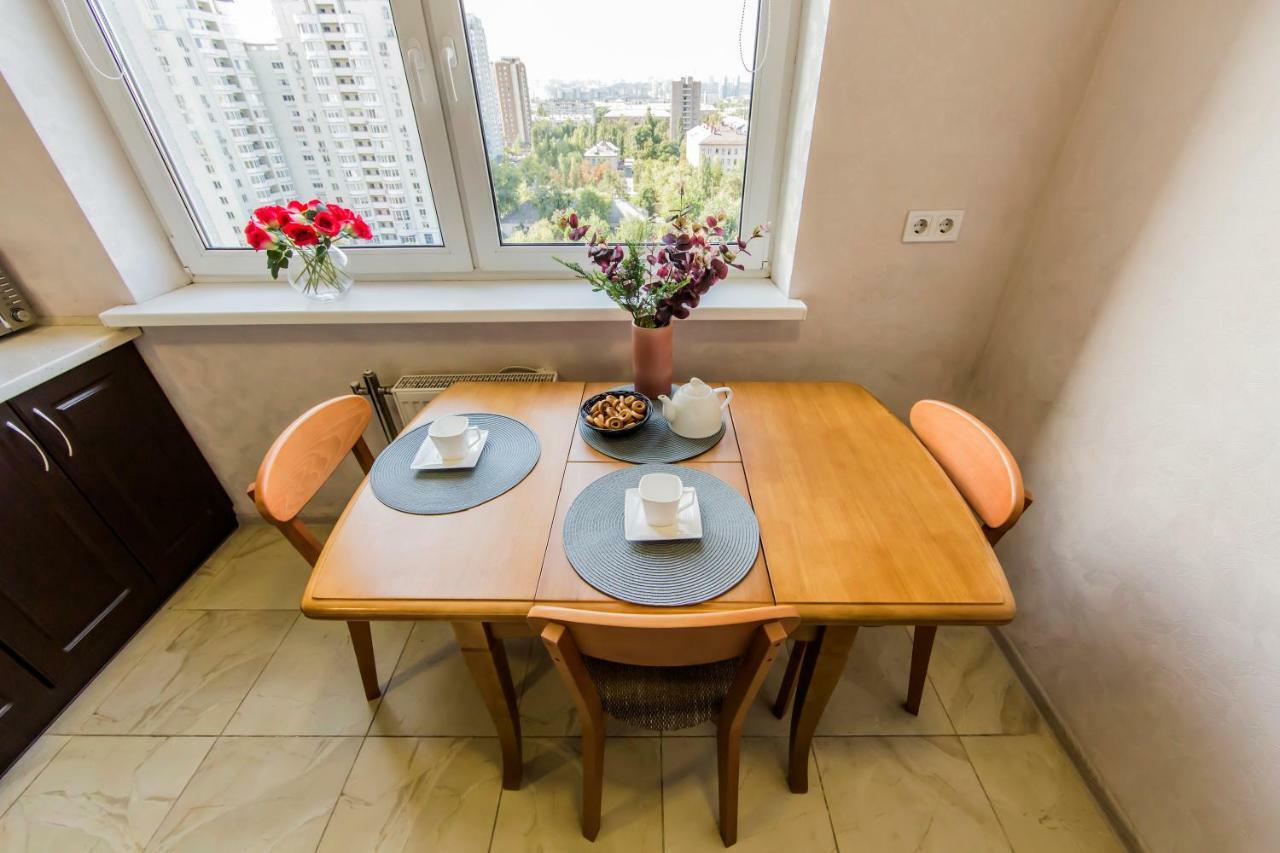 Super view, luxury apartment near Chernihiv metro. Kiev Exterior foto