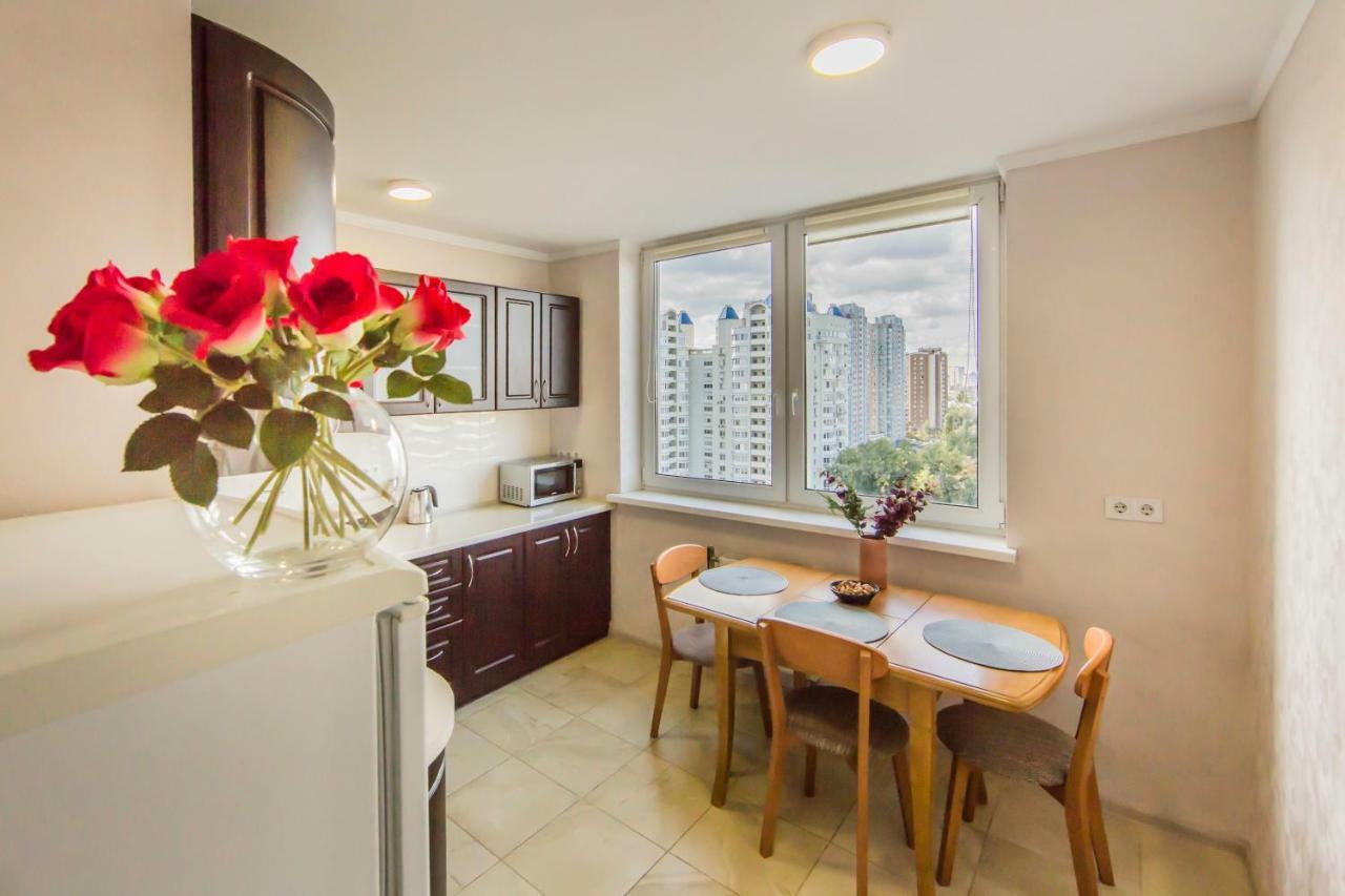 Super view, luxury apartment near Chernihiv metro. Kiev Exterior foto