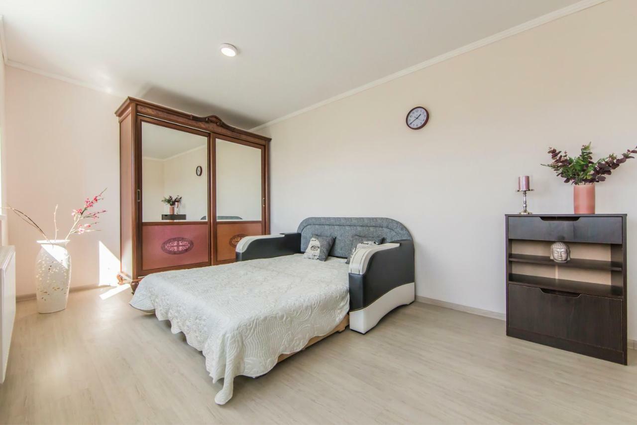 Super view, luxury apartment near Chernihiv metro. Kiev Exterior foto
