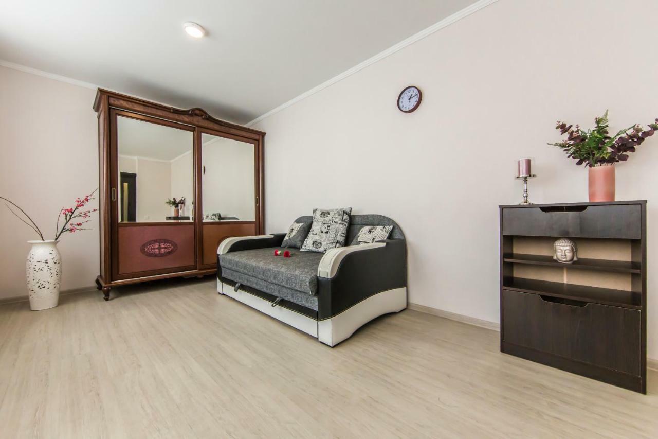 Super view, luxury apartment near Chernihiv metro. Kiev Exterior foto